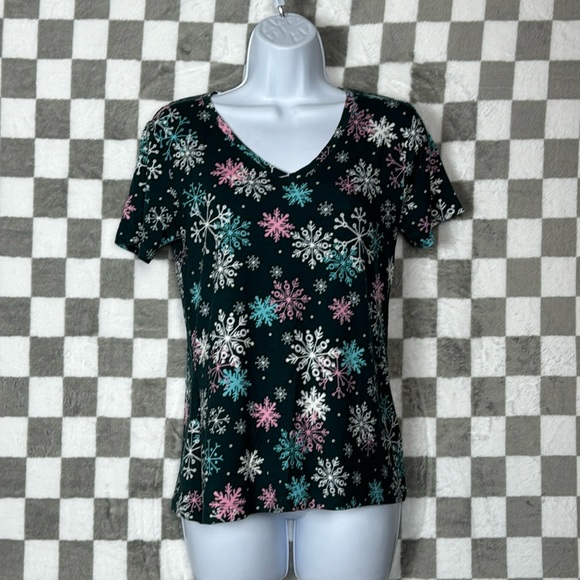 Celebrate together XS V-neck, short sleeve green pink white snowflake T-shirt - Picture 1 of 4